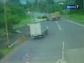 Kecelakaan Terekam CCTV, 2 Tewas