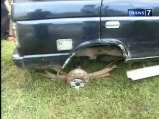 Dua Mobil Plat Merah Tabrakan, Roda Mobil Lepas