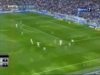 Oezil Dua Gol, Madrid Kalahkan Betis 3-1