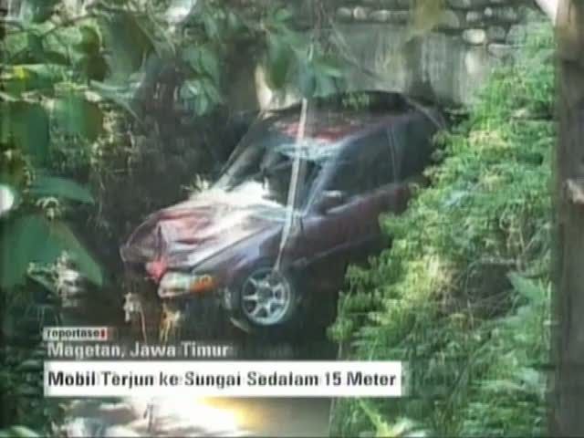 Hindari Tabrakan, Sedan Terjun ke Sungai