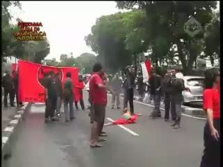 Bendera Protes Penyerangan DPP PDI-P