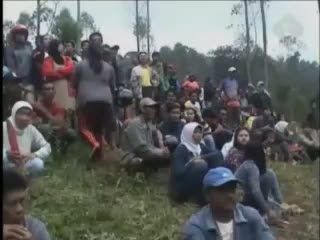 Tanah Longsor, Warga Datangi Lokasi