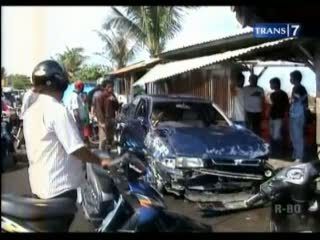 Mobil Sedan Hancurkan 6 Lapak Ikan