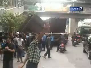Bak Kontainer Jatuh Timpa Motor