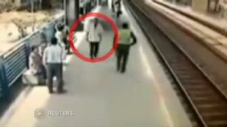 Rekaman CCTV, Polisi Selamatkan Aksi Bunuh Diri