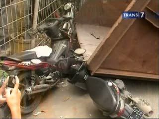 Dua Pengendara Motor Tertimpa Bak Kontainer