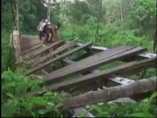 Demi Sekolah, Siswa Harus Lewat Jembatan Rusak
