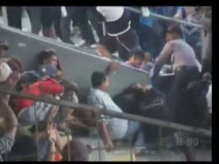Tak Terima Putusan Wasit, 2 Kubu Suporter Bentrok