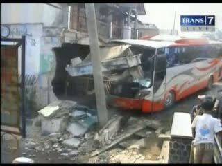 Hindari Jalan Berlubang, Bus Ringsek