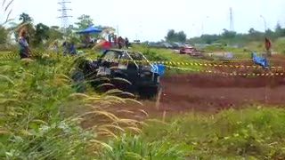 Off Roader Perempuan Menaklukkan Lintasan Ekstrem