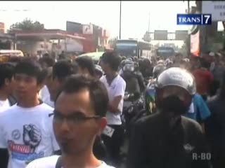 Dihalangi Masuk Tol, Massa Buruh Blokir Jalan