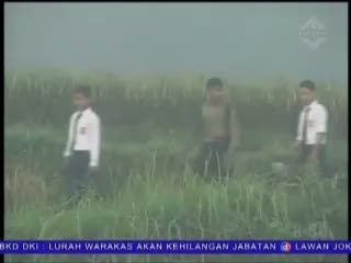 Siswa Pertaruhkan Nyawa Menuju Tempat Sekolah