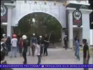 Aksi Peringati Hardiknas Bentrok