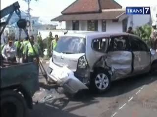 Bus Tabrak Mobil, 2 Tewas