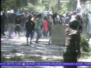 Dua Kelompok Pemuda Tawuran Usai Sholat Jumat