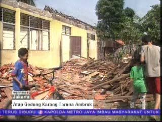 Atap Gedung Karang Taruna Ambruk
