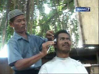 Tukang Cukur, di Bawah Pohon Rindang