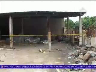 Lokasi Pabrik di Tangerang Jadi Tontonan Warga