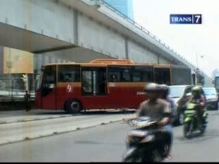Bus Transjakarta Rusak Rintangi Jalan