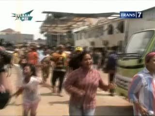Tolak Penggusuran, Ibu-ibu Hadang Buldozer