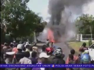 Mobil Box Bertabrakan dan Terbakar 