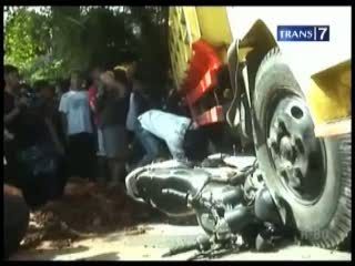 Kelebihan Muatan, Truk Tabrak 2 Motor, 1 Tewas