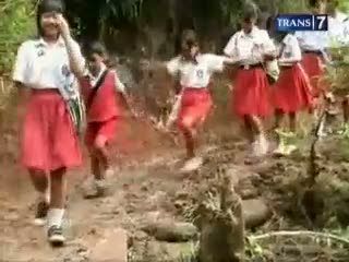 Jembatan Ambruk, Siswa Sebrangi Sungai