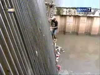 Sampah Menumpuk, Pekerja Belum Digaji