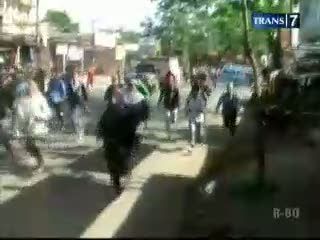 Tawuran Pelajar Diwarnai Perang Batu & Bambu