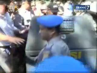 Rekonstruksi Pemerkosaan, Tersangka Diamuk Massa