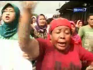 Rumah Digusur, Ibu-ibu Menangis