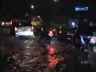 Hujan Lebat, Jalanan Tergenang dan Katulampa Siaga 3