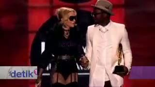 Penyanyi Jatuh Menimpa Penonton Perempuan di Billboard Music Award