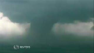 Momen Menegangkan Tornado Raksasa Menyapu Oklahoma