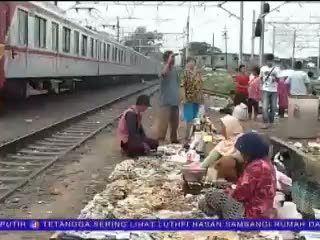 Pasar Tambora, Pasar Tumpah di Pinggir Rel