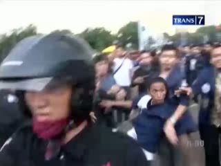 Peringatan Mei 1998, Mahasiswa Baku Pukul