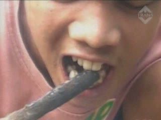 Kebiasaan Unik, Makan Bara Api, Pecahan Kaca dan Bunga