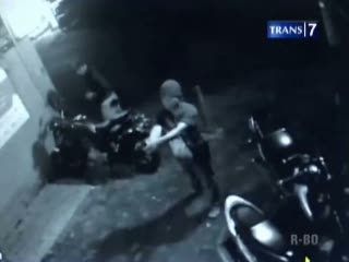 Pencuri Motor Tembak Korbannya Terekam CCTV