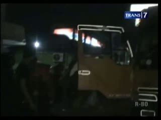 Tabrak Motor, Truk Dirusak Warga