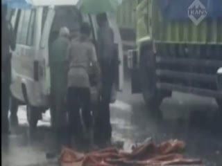 Pedagang Sepatu Tewas Terlindas Truk