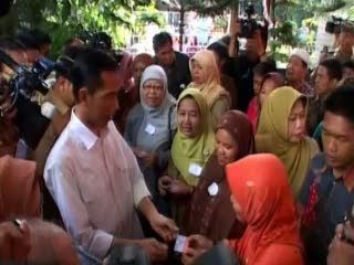 Dibayangi Interpelasi, Jokowi Bagikan 1,7 Juta KJS Kembali