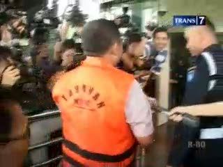 Diperiksa KPK, LHI Kenakan Baju Tahanan Baru