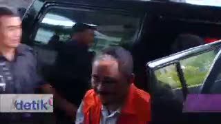 Penampilan Nyentrik LHI Saat Datangi KPK