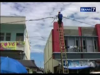 Pria Gangguan Jiwa Potong Kabel Listrik