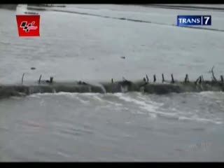 Banjir Rob Hancurkan Tambak Bandeng