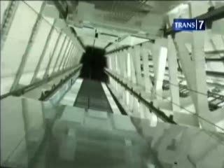 Melihat Sky Tower dari Dekat