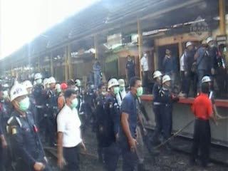 Sterilisasi Stasiun KA UI Diwarnai Bentrokkan