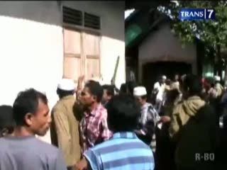 Warga Rusak Kantor Kepala Desa