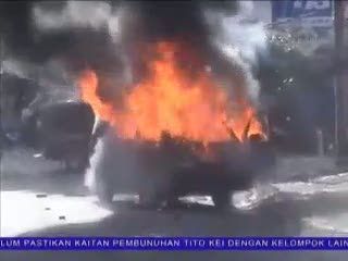 Sebuah Minibus Terbakar di Jalan