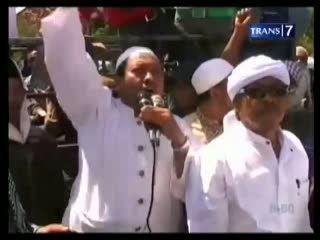 Tuntut Pengusutan Pembunuhan Ulama, Pendemo Lempar Telur Busuk